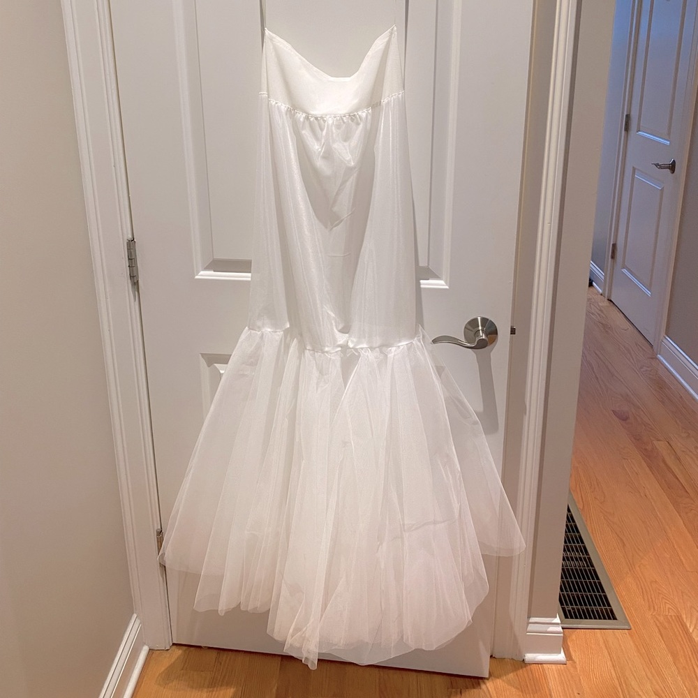 Suzanne Neville underskirt